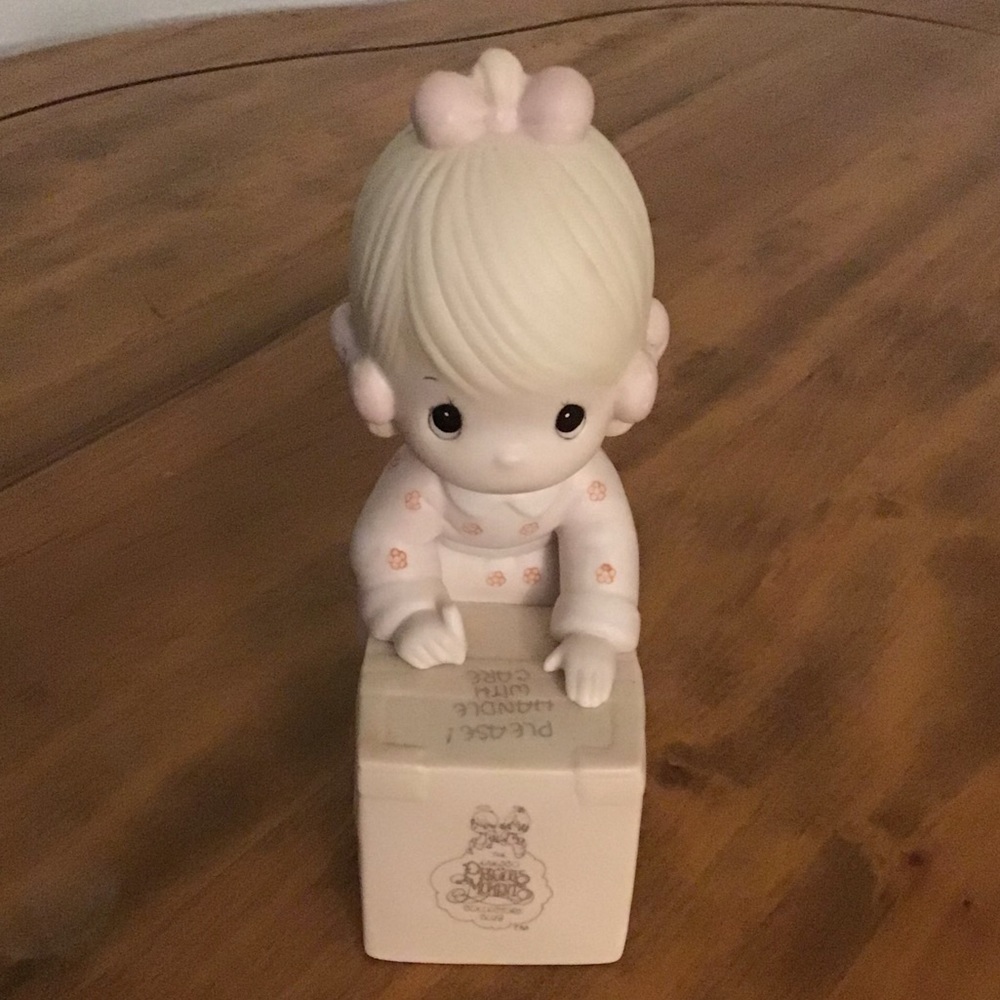1987 PRECIOUS MOMENTS SYMBOL OF MEMBERSHIP